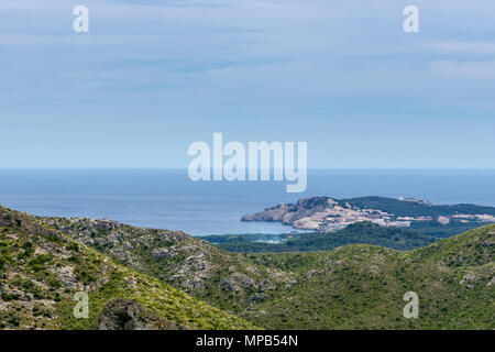 Mallorca, Luftaufnahme im Urlaub Insel Küste und das Dorf am Meer mit Leuchtturm von Bergen Stockfoto