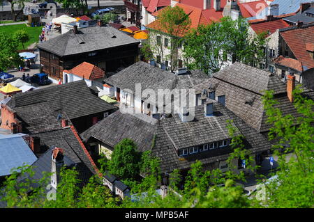 Dachschindeln in einem kleinen Markt in Kazimierz Dolny, Woiwodschaft Lublin, Polen, Mai 2018 an einem sonnigen Tag. Stockfoto