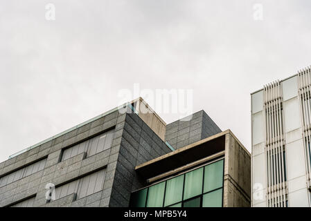 Madrid, Spanien - 7. April 2018: Low Angle View der modernen Architektur Luxus Gebäude in der Avenida Castellana in Madrid gegen bewölkten Tag. Stockfoto