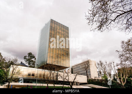 Madrid, Spanien - 7. April 2018: Low Angle View von castelar Turm in die Avenida Castellana in Madrid gegen bewölkter Himmel Stockfoto