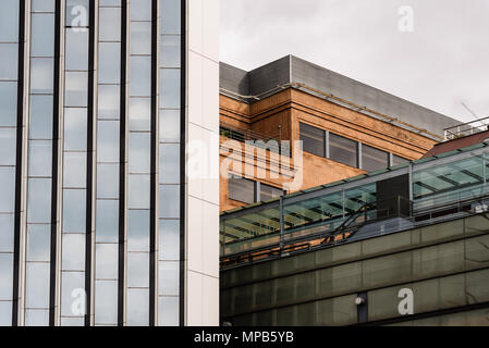 Madrid, Spanien - 7. April 2018: Low Angle View der modernen Architektur Luxus Gebäude in der Avenida Castellana in Madrid gegen bewölkten Tag. Stockfoto