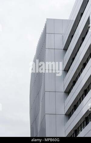 Madrid, Spanien - 7. April 2018: Low Angle View der modernen Architektur Bürogebäude in die Avenida Castellana in Madrid gegen bewölkten Tag. Stockfoto