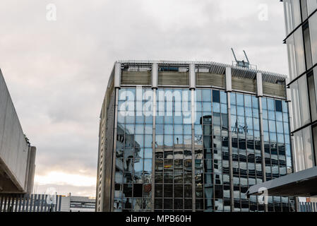Madrid, Spanien - 7. April 2018: Low Angle View der modernen Architektur Bürogebäude in die Avenida Castellana in Madrid gegen bewölkten Tag. Stockfoto