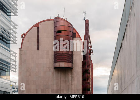 Madrid, Spanien - 7. April 2018: Low Angle View der modernen Architektur Bürogebäude in die Avenida Castellana in Madrid gegen bewölkten Tag. Stockfoto