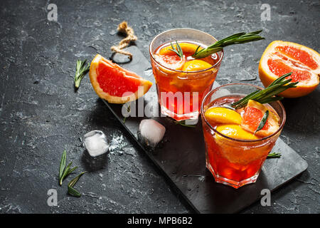 Grapefruit und Rosmarin Gin Cocktails, erfrischenden Drink mit Eis. Stockfoto
