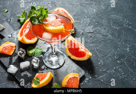 Margarita Cocktail mit Grapefruitsaft, kalten Sommer Citrus erfrischendes Getränk oder Getränke mit Ice Stockfoto