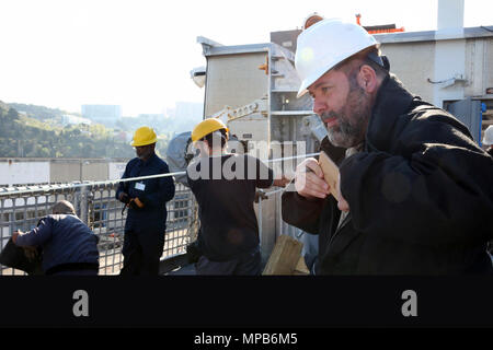 MARSEILLE, Frankreich — James Anderson, USNS Trenton Dritte Offizier, beobachtet, wie Personal auf der Werft Chantier Naval de Marseille befindet sich innerhalb des Hafens von Marseille, Frankreich, Revisionsarbeiten am 4. April abgeschlossen. Trenton ist eine Expeditionary schnell Transportschiff, das eine vorgeschriebene jährliche Zeitraum pro American Bureau of Shipping Anforderungen Trockendock hat. . Stockfoto