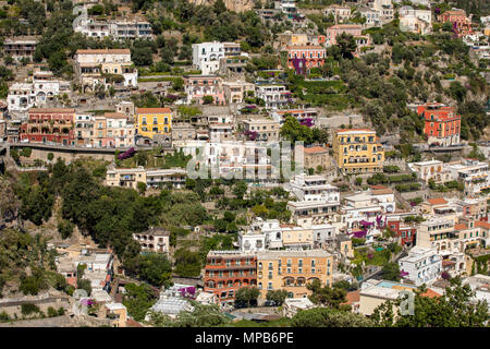 Positano, Italien, 12. Juni 2017: Kleine Stadt Positano und Amalfi Küste mit seinen vielen wunderbaren Farben und Reihenhäuser, Kampanien, Italien. Stockfoto