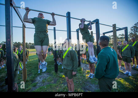 Rekruten Die pullups während einer anfänglichen Stärke Test April 7, 2017, auf Parris Island, S.C., nachdem Sie die anfängliche Stärke, diese Rekruten wird Delta Firma, 1 Recruit Training Bataillon zugeordnet werden. Delta Unternehmen ist zu graduieren, 30. Juni 2017 geplant. Rund 19.000 Rekruten kommen auf Parris Island jährlich für die Chance, United States Marines werden durch dauerhafte 12 Wochen der Strenge, transformative Training. Parris Island ist die Heimat von Entry-level-Soldaten Ausbildung für rund 49 Prozent der männlichen Rekruten und 100 Prozent der weiblichen Rekruten in der Marine Corps. ( Stockfoto