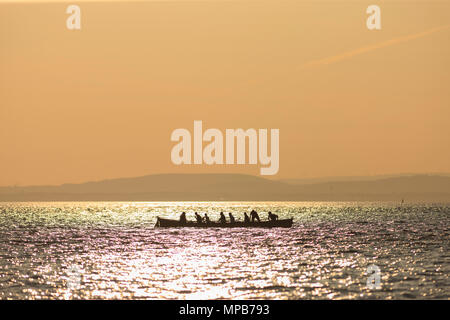 Clevedon Piloy Gig Club Ausbildung im Bristol Channel. Stockfoto