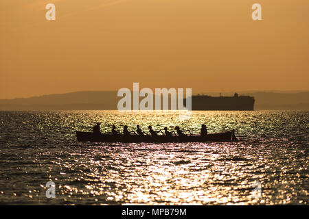 Clevedon Piloy Gig Club Ausbildung im Bristol Channel. Stockfoto