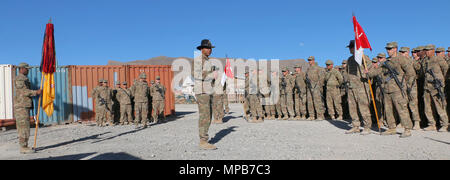 Oberstleutnant Dwight Domengeaux jr., Kommandant der 6. Staffel, 1st Cavalry Regiment" Eisen Dragoner", 1. Panzerdivision spricht mit Troopers von "Eisernen Dragoner" Apr.6 auf die Beratung Plattform Blitz. Die Soldaten der 6. Staffel preform viele der Funktionen auf AP Blitz neben der Bereitstellung von Schutz für die Beratung von Teams. Stockfoto