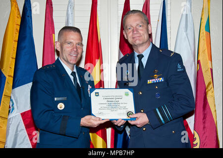 Maxwell AFB, Ala-Generalleutnant Steven Kwast, Universität Commander und Präsident, setzt Generalleutnant Dennis Luyt (Royal Netherlands Air Force Commander), in die AU Internationale Honor Roll, April 7, 2017. US Air Force General David Goldfein spezielle Hinweise zur Verfügung gestellt. Igv ehrt ehemaligen AU-Studierende, die das Äquivalent von Stabschef oder in den jeweiligen Dienstleistungen höher gestiegen sind. (US Air Force Stockfoto