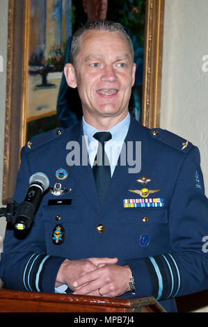 Maxwell AFB, Ala-Generalleutnant Steven Kwast, Universität Commander und Präsident, setzt Generalleutnant Dennis Luyt (Royal Netherlands Air Force Commander), in die AU Internationale Honor Roll, April 7, 2017. US Air Force General David Goldfein spezielle Hinweise zur Verfügung gestellt. Igv ehrt ehemaligen AU-Studierende, die das Äquivalent von Stabschef oder in den jeweiligen Dienstleistungen höher gestiegen sind. (US Air Force Stockfoto