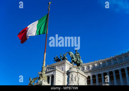 Flagge mit italienischer Flagge. Denkmal für König Viktor Emanuel II und Denkmal des unbekannten Soldaten auf dem Venedig-Platz. Vittorio Emanuele II. Rom, Italien, EU. Stockfoto