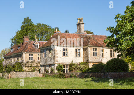 Grosses freistehendes erweiterten historischen Bauernhaus von Chalk Stone im Dorf von Compton Basset, Wiltshire, England, Großbritannien gebaut Stockfoto