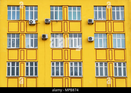Windows auf der Fassade des Gebäudes Stockfoto