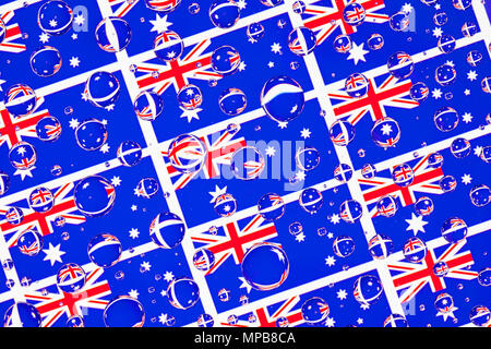 Flaggen von Australien, hinter ein Glas mit Tropfen bedeckt. Muster von australischen Flaggen Stockfoto