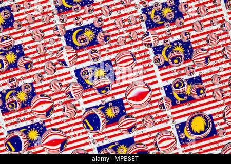 Fahnen von Malaysia, hinter ein Glas mit Tropfen bedeckt. Muster von Malaysia Flags Stockfoto