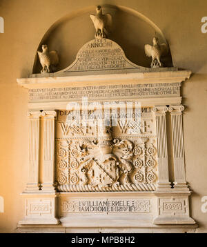 16. jahrhundert Ernele Denkmal datiert 1581 Dorf Pfarrkirche Allerheiligen, Silbury Hill, Vale von Pewsey, Wiltshire, England, Großbritannien Stockfoto