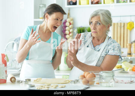 Mutter und Tochter in der Küche kochen Stockfoto