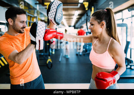 Bild der Frau tragen Boxhandschuhe im Fitness-Studio Stockfoto