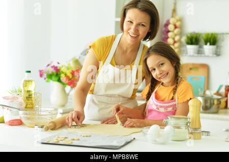 Mutter mit Tochter cookies Vorbereitung zusammen Stockfoto