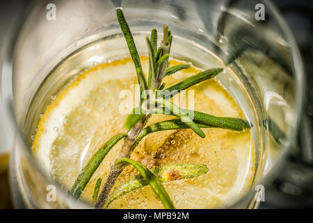 Close-up ein Glas White Port und Tonic Stockfoto