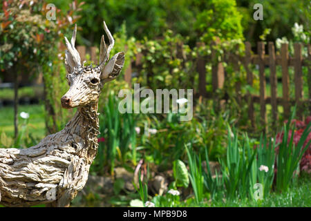 Garten Kunst ein treibholz Rotwild Abbildung in einem Garten in der RHS Malvern Stockfoto