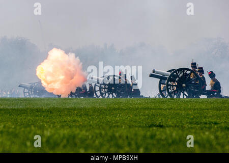 Der King's Troop Royal Horse artillery mit 71 Pferden ziehen sechs Ersten Weltkrieg - ära 13-Pfünder Kanonen im Hyde Park staging a41 Royal gun Salute für 92 HM Geburtstag der Königin, London, UK. Mit: Atmosphäre, Wo: London, England, Vereinigtes Königreich, wenn: 21 Apr 2018 Credit: Wheatley/WANN Stockfoto