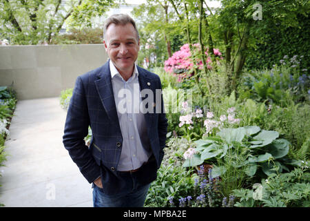 Chris Beardshaw steht in der Morgan Stanley Garten für die NSPCC, für die er die beste Show Garten award gewann, während der Rhs Chelsea Flower Show im Royal Hospital Chelsea, London. Stockfoto