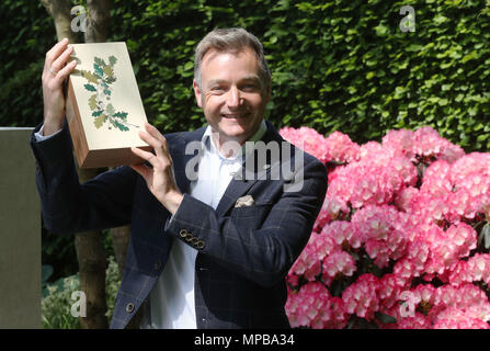 Chris Beardshaw hält seine beste Show Garten Award für die Morgan Stanley Garten für die NSPCC, während der Rhs Chelsea Flower Show im Royal Hospital Chelsea, London. Stockfoto