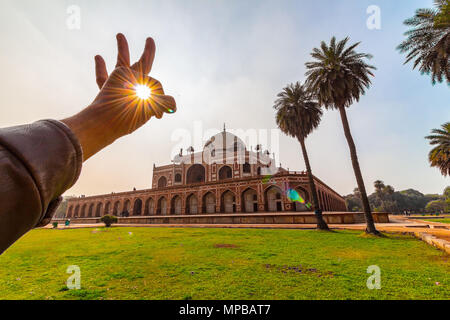 Panoramablick auf den ersten Garten-Grab auf dem indischen Subkontinent. Der Humayun Tomb ist ein ausgezeichnetes Beispiel für die persische Architektur. Stockfoto