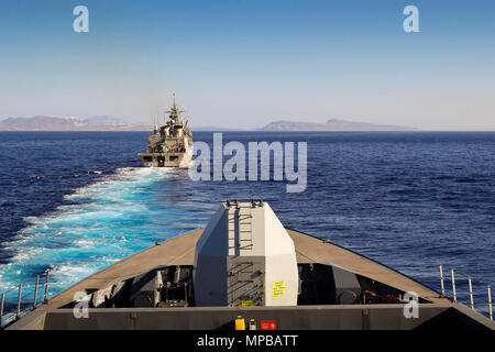 Ägäis (Sept. 4, 2017) HS Salamis (F 455), die während einer Übung vorbei mit Standing NATO Maritime Group 2 (Snmg 2) Flaggschiff HMS Duncan in die Ägäis. Die NATO Stockfoto