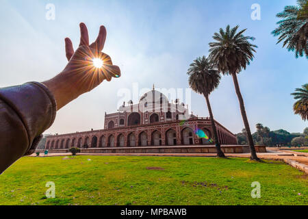 Panoramablick auf den ersten Garten-Grab auf dem indischen Subkontinent. Der Humayun Tomb ist ein ausgezeichnetes Beispiel für die persische Architektur. Stockfoto