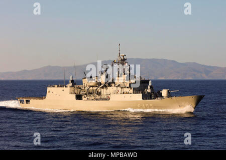 Ägäis (Sept. 4, 2017) HS Salamis (F 455), die während einer Übung vorbei mit Standing NATO Maritime Group 2 (Snmg 2) Flaggschiff HMS Duncan in die Ägäis. Die NATO Stockfoto