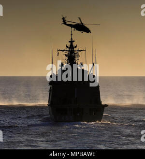 Ägäis (Sept. 4, 2017) HS Salamis (F 455), die während einer Übung vorbei mit Standing NATO Maritime Group 2 (Snmg 2) Flaggschiff HMS Duncan in die Ägäis. Die NATO Stockfoto