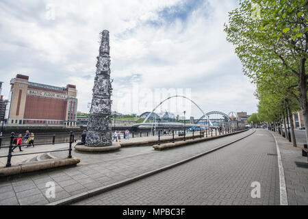 Ein Blick auf die Newcastle Quayside mit Schmiede-Nadel und den Salbei und Brücken im Hintergrund. Stockfoto