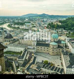 Blick von der mittelalterlichen Festung Hohensalzburg über Salzburg und seine barocke Kathedrale Stockfoto