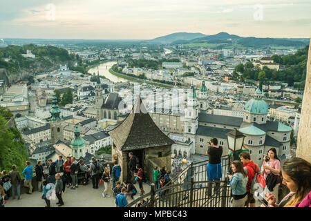 Blick von der mittelalterlichen Festung Hohensalzburg über Salzburg und seine barocke Kathedrale Stockfoto