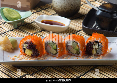 California Maki Sushi mit Masago Stockfoto