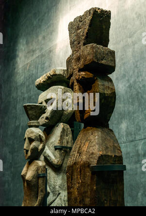 Ausstellung im Museum der Pre-Columbiam Kunst, Santiago, Chile. Holzfiguren mit oberen Knoten, genannt Chemamulles, an der andinen Kultur Mapuche Friedhöfe gefunden Stockfoto