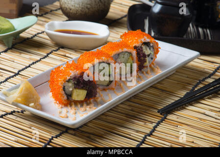 California Maki Sushi mit Masago Stockfoto