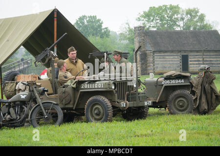 USA Pennsylvania PA Carlisle reenactors Pose als Zweiter Weltkrieg zwei Soldaten der US-Armee Erbe und Education Center Stockfoto