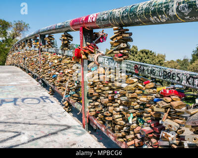 Fußgänger-Brücke über den Fluss Mapocho mit Nahaufnahme der Masse der Liebe Schlösser und Graffiti, Racamalac Brücke, Santiago, Chile Stockfoto