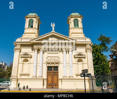 Historische gelb Heiligen Schutzengel Pfarrei Katholische Kirche mit reich verzierten Türme, Providencia, Santiago, Chile Stockfoto