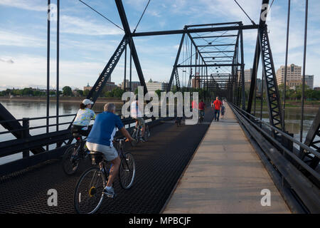 USA Pennsylvania PA Harrisburg Walnut Street Fußgänger-Brücke über den Susquehanna River City Island Park altes Auto Brücke Stockfoto