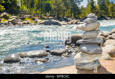 Balance und Wellness retro Spa Konzept, Inspiration, Zen-artige und Wohlbefinden ruhige Komposition. In der Nähe von weißen Kieselsteinen stack ausgewogene Steine Stockfoto