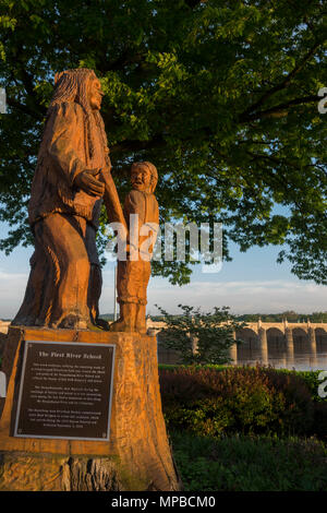 USA Pennsylvania PA Harrisburg Holzschnitzerei Statuen von Susquehanock Inder Mann mit Kind entlang des Susquehanna River Stockfoto