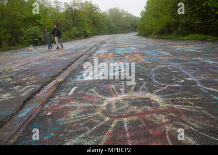 USA Pennsylvania PA Centralia eine verlassene Stadt und auf der Autobahn nach einem Coal Mine Brand in Paar 1962 Wandern ein Hund Stockfoto